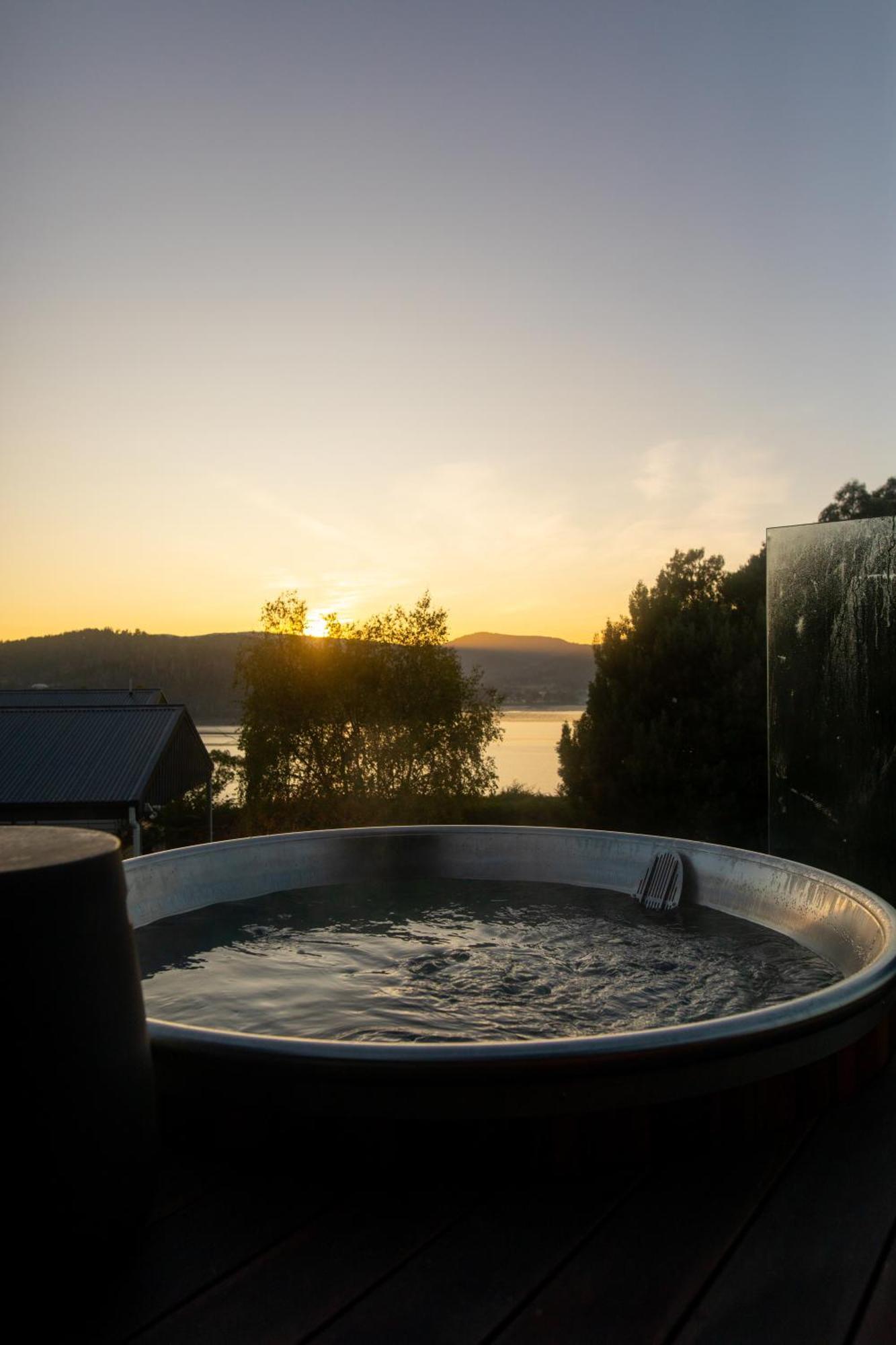 Woodland Bay Retreat-Hot Tub,Sauna And Bayview Hamptons Retreat Lymington エクステリア 写真